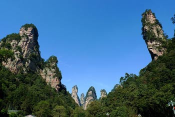 張家界國家森林公園、黃龍洞、天門山、鳳凰古城純玩五日游