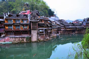  張家界國家森林公園、黃龍洞、鳳凰古城九景三晚四日游